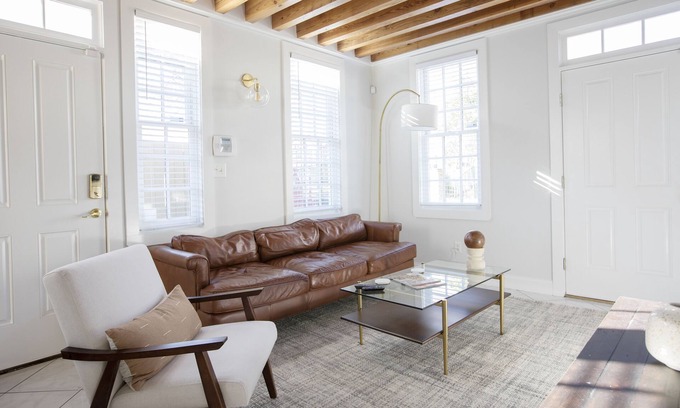 Cannonborough Elliotborough House | Beautiful Townhouse right by King st.