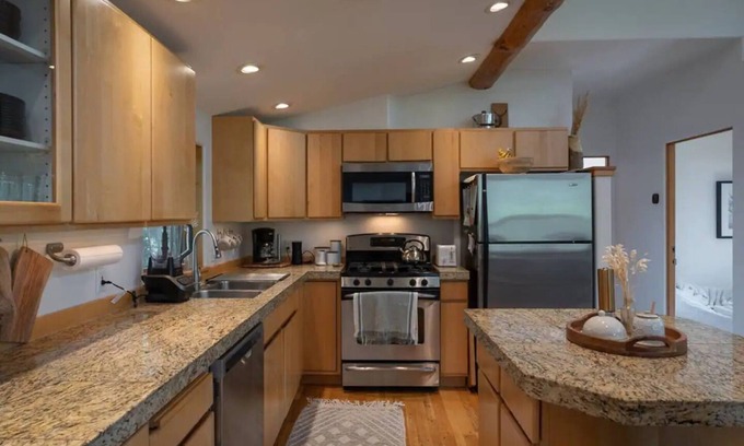 Sun Valley House | Beautiful Treehouse Retreat in Ketchum/Sun Valley. Hot Tub and nearby trails!