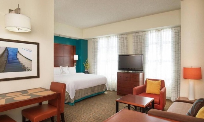 East Bayside Hotel | Beautiful Unit in Serene Countryside Setting Near Wineries – Onsite Pool