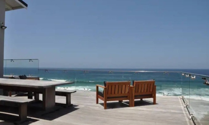 Plettenberg Bay Villa | Beautiful, upmarket, modern holiday home situated on a spectacular cliff top