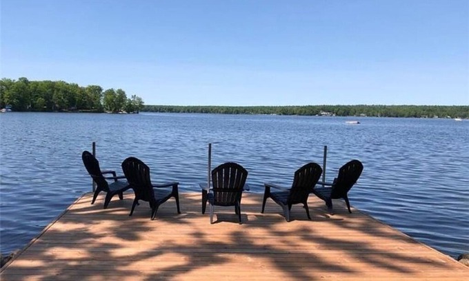 Selwyn House | Beautiful Upper Buckhorn Lake Waterfront Cottage - 2 min to town