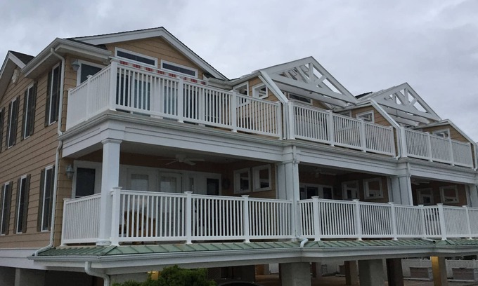 North End Condo | Beautiful Upscale Beachfront Condo with Excellent Ocean Views