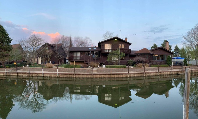 Vermilion House | Beautiful Vacation Home On The Water