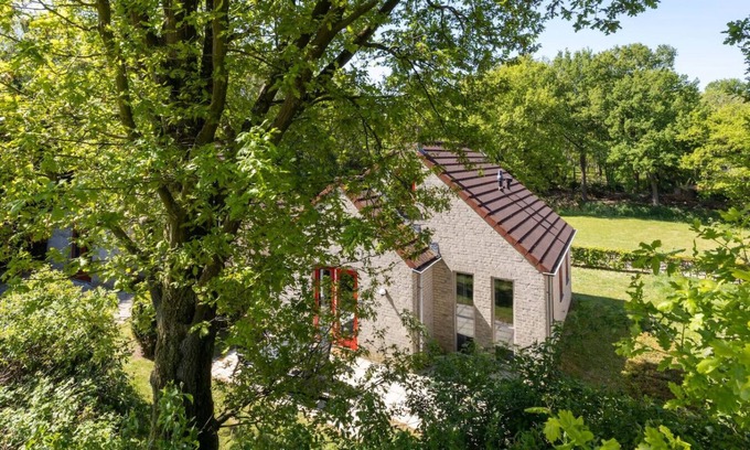 Ewijk House | Beautiful vacation home on park by swimming water