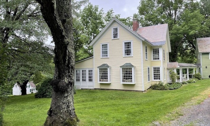 Dorset House | Beautiful Vermont 5 Bedroom farmhouse located in the picturesque Dorset Hollow.