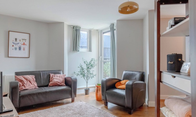 Hackney Central House | Beautiful & Vibrant 2BD Home w/Balcony - Hackney!