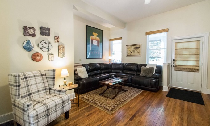 East Price Hill Apartment | Beautiful Victorian Apartment - Serene Wooded Setting - Close to the City
