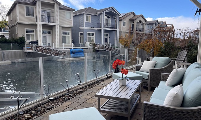 Sparks House | "BEAUTIFUL VIEWS" 5 Bed/3.5 Bath Sparks/Reno Lake Home - sleeps 20
