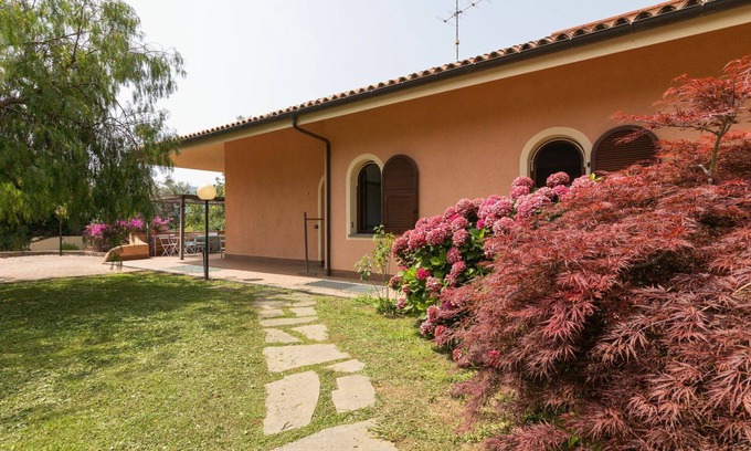 Cisano sul Neva House | Beautiful villa with hot tub, A/C, WIFI, TV, patio, pets allowed, panoramic view and parking