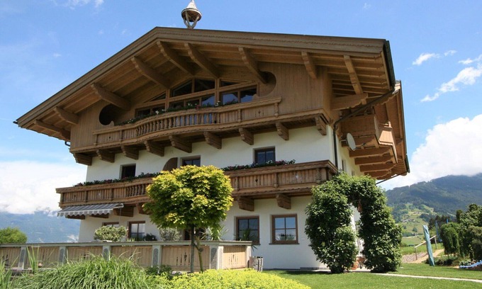 Außerweerberg Villa | Beautiful villa for 6 guests with WIFI, TV, patio, panoramic view and parking