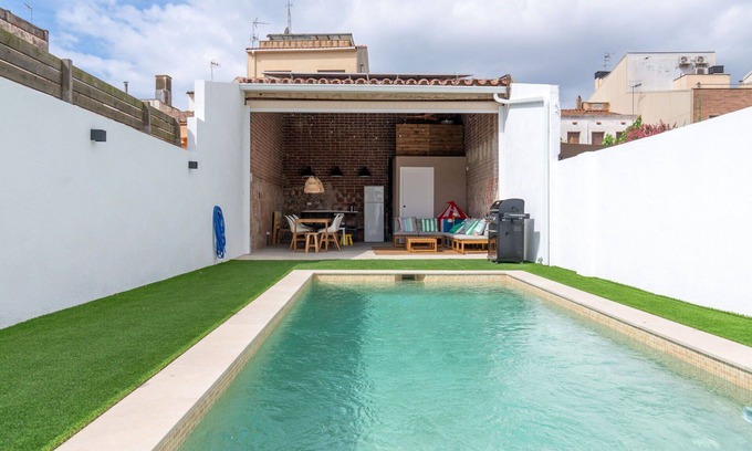 Malgrat de Mar House | Beautiful villa for 7 guests with WIFI, private pool, A/C, TV, patio and parking