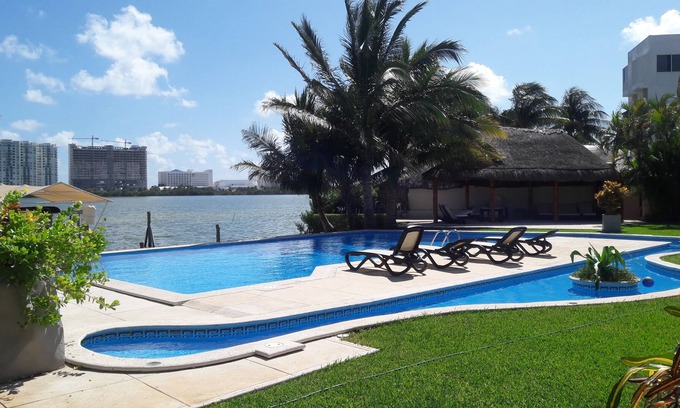 Punta Cancun Villa | Beautiful Villa Facing The Water - Perfect for Families/Couples, very spacious