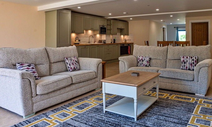 Little Rissington House | Beautiful villa for 6 people with WIFI, hot tub and pets allowed