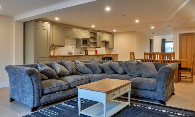 Little Rissington House | Beautiful villa for 6 people with hot tub, WIFI and pets allowed