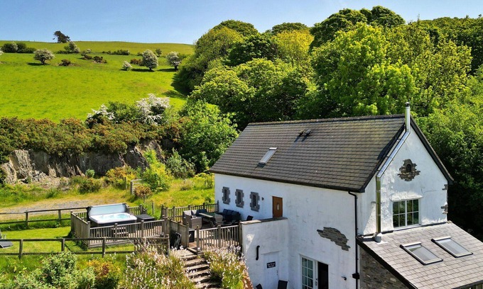 Eglwysbach House | Beautiful villa for 7 people with hot tub, WIFI, terrace and parking