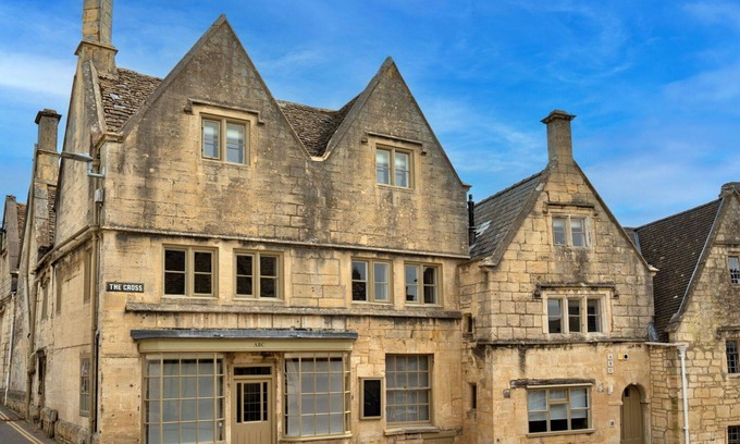 Painswick House | Beautiful villa for 19 people with pool, WIFI, TV, pets allowed and parking