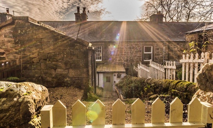 Holestone Moor House | Beautiful villa for 4 guests with WIFI, TV, terrace and parking