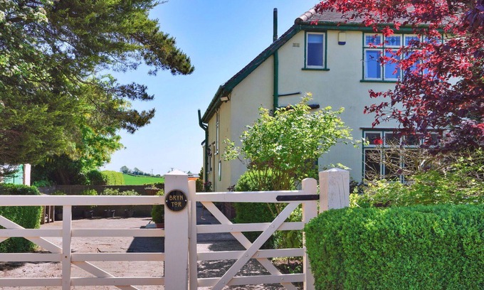 Ault Hucknall House | Beautiful villa for 5 people with WIFI, pets allowed and parking