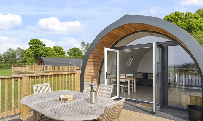 Hertford House | Beautiful villa for 6 guests with hot tub, TV, terrace, pets allowed and parking