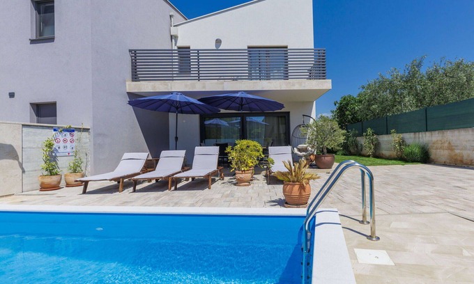Vrznaveri House | Beautiful villa for 6 people with A/C, private pool, WIFI, TV, terrace, pets allowed and parking