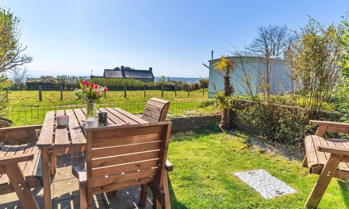 Mynytho House | Beautiful villa for 7 guests with WIFI, balcony and pets allowed