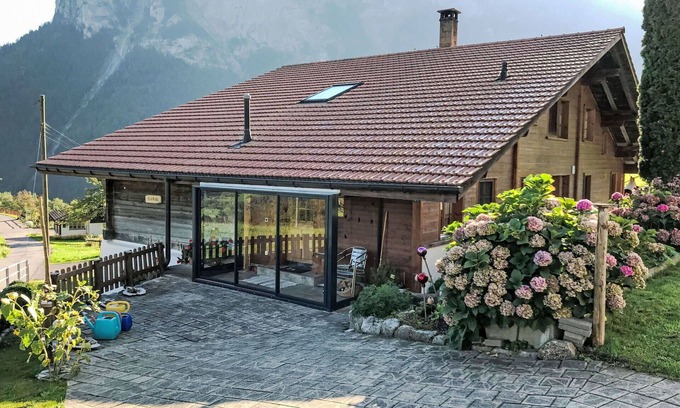 Innertkirchen Villa | Beautiful villa for 4 guests with WIFI, TV, terrace, pets allowed, panoramic view and parking