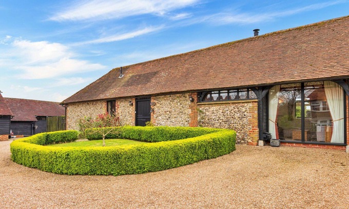 Faversham House | Beautiful villa for 4 guests with WIFI and parking