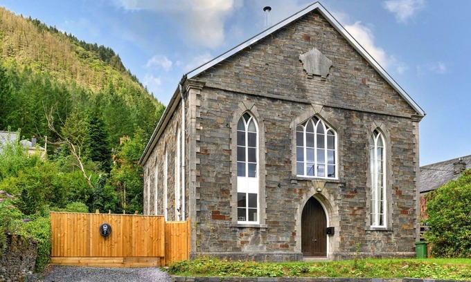 Dinas Mawddwy House | Beautiful villa for 12 people with WIFI, hot tub, TV and pets allowed