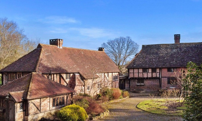 Crawley Down House | Beautiful villa for 6 people with WIFI, hot tub, TV and parking