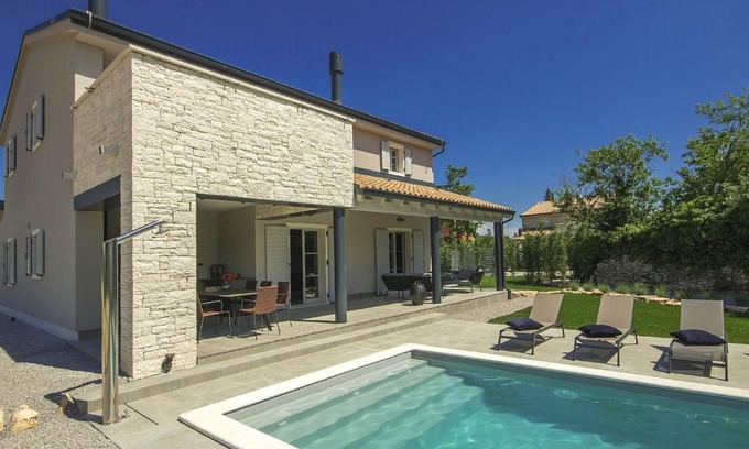 Karlovici Villa | Beautiful Villa in Zminj with Swimming Pool