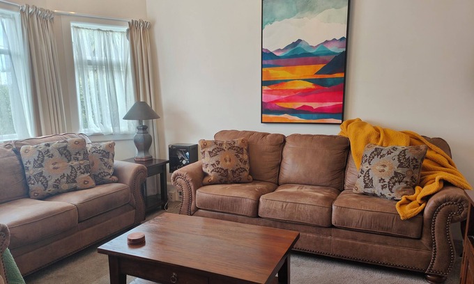 Woolston House | Beautiful villa near everything!