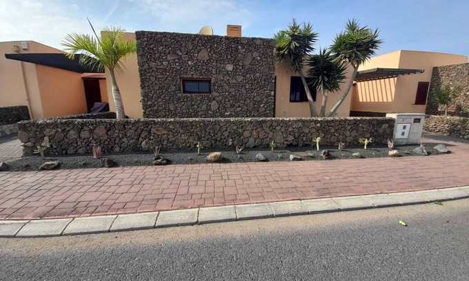 Corralejo Villa | Beautiful villa with heated pool, large patio area and barbecue