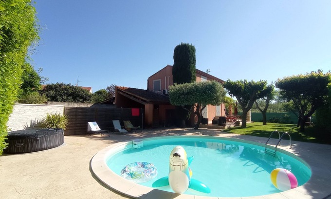 Courthezon House | Beautiful villa with pool and spa, sleeps 7