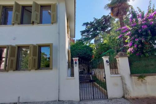 Adalar Villa | Beautiful Villa with Garden Princess Islands