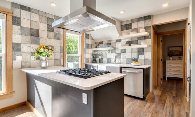 Sellwood-Moreland Apartment | Beautiful Vintage 2 Bdrm Sellwood Apt Near Dining, Shopping & River Recreation