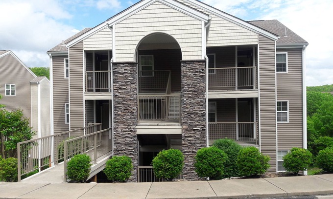 Kimberling City Condo | Beautiful walk-in condo in a peaceful lake setting.
