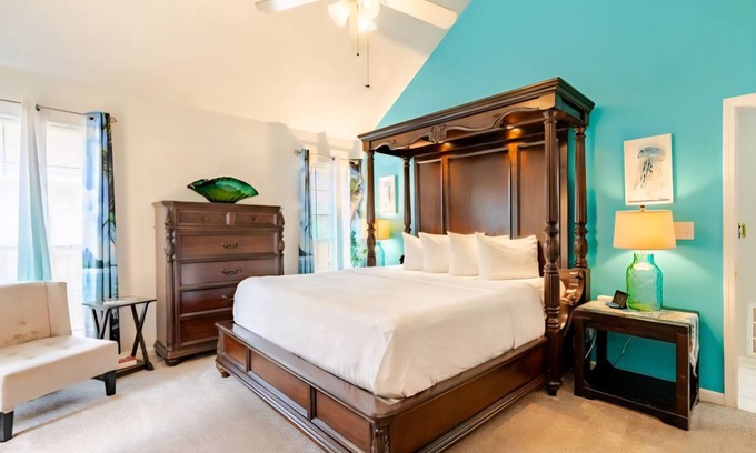 Shreveport House | Beautiful Warm Beach House Retreat, King bed, fireplace and Pool