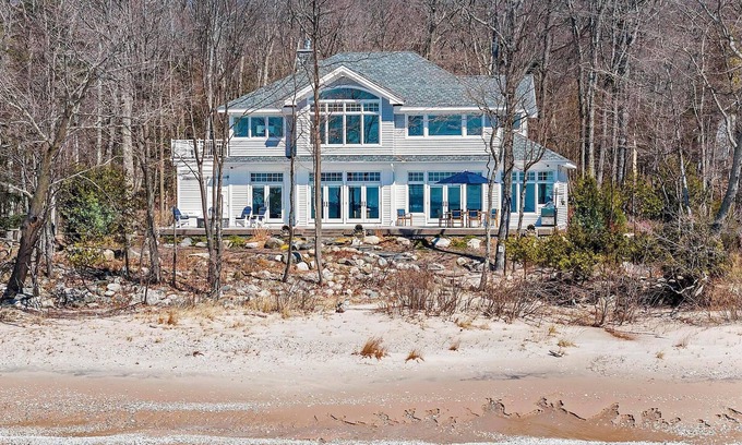 Idylwilde House | Beautiful Waterfront Estate