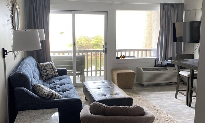 Maple City Condo | Beautiful Water Views! 1 Bdrm Condo on Lake Michigan - Homestead Rsrt-Glen Arbor