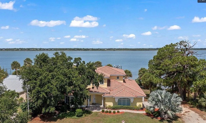 Merritt Island House | Beautiful waterfront 4 bdrm home with swimming pool in Merritt island.