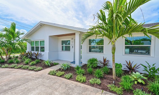 Palmetto House | Beautiful Waterfront 3-bedroom house with dock space in serene Palmetto