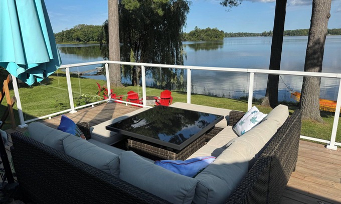 Bonnechere Valley Cottage | Beautiful Waterfront Cottage on Golden Lake