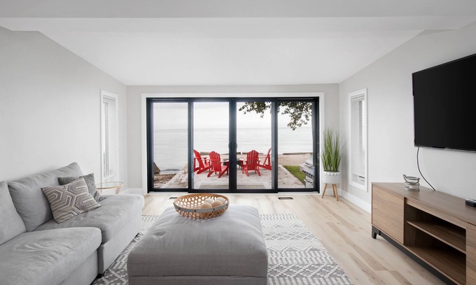 Kingsville Cottage | Beautiful Waterfront Cottage