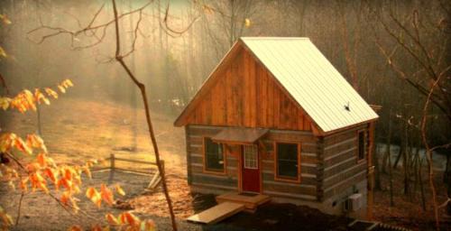 Elkin House | Beautiful Waterfront Cabin with Hot Tub near Winston-Salem, North Carolina
