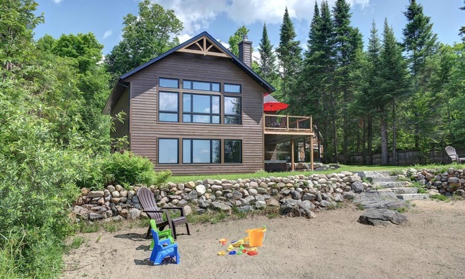 Labelle Ski Chalet | Beautiful waterfront cottage