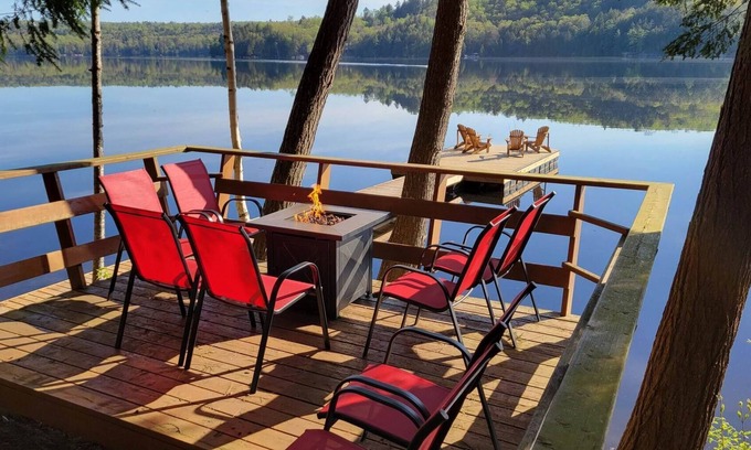 Dysart et al Cottage | Beautiful Waterfront Cottage on Kennisis Lake