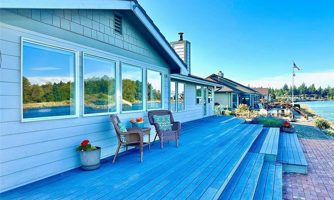 La Conner House | Beautiful Waterfront home right on the Swinomish Channel