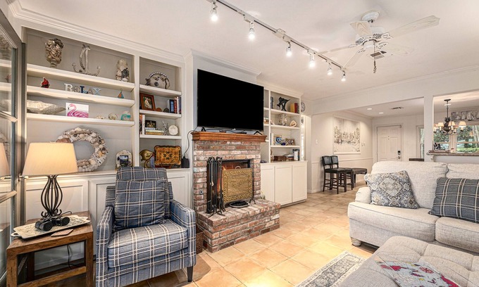 Dickinson House | Beautiful waterfront home with sunroom, hammock, grill, washer/dryer & AC