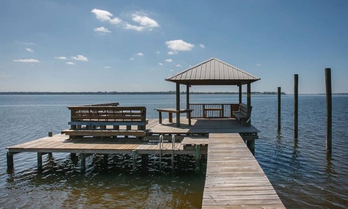 Lillian House | Beautiful waterfront pet friendly home