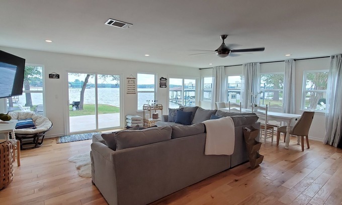 Enchanted Oaks House | Beautiful Waterfront Retreat!